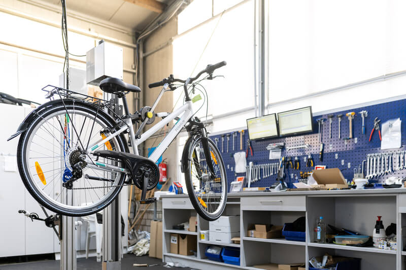 EInFahrrad wird in der Neuradmontage aufgebaut