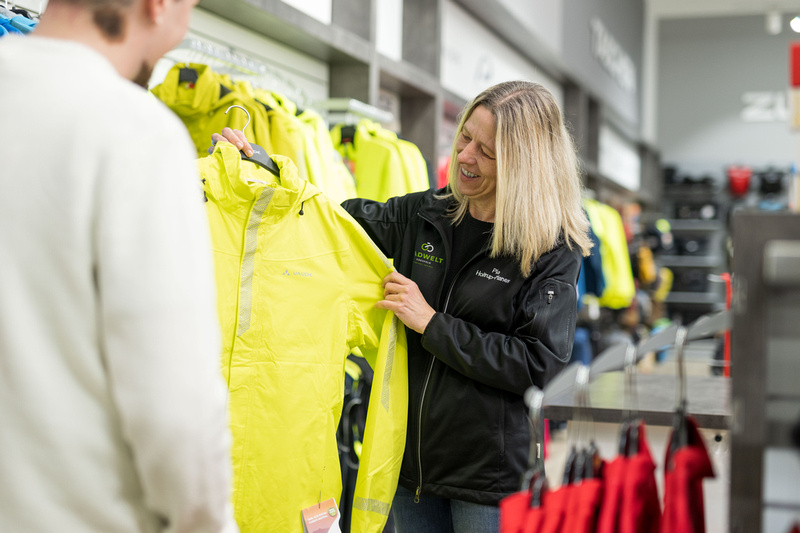 Karriere-Verkauf-2 Ein RADWELT Mitarbeiter zeigt einem Kunden die Taschen